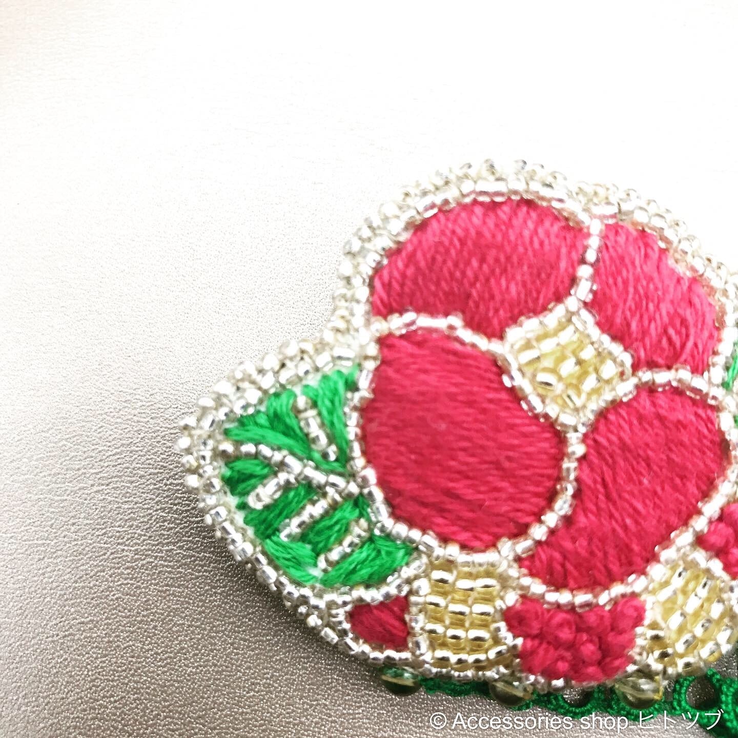 0181:cotton×tatting 椿のブローチ