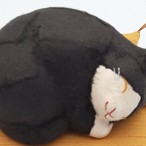 ちぎり和紙のカワイイ眠り猫(黒ねこ)