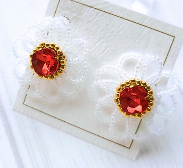 ふわっと軽い大ぶりビジューフラワー（ホワイトレッド） ビーズ刺繍ピアス［ACT-018］
