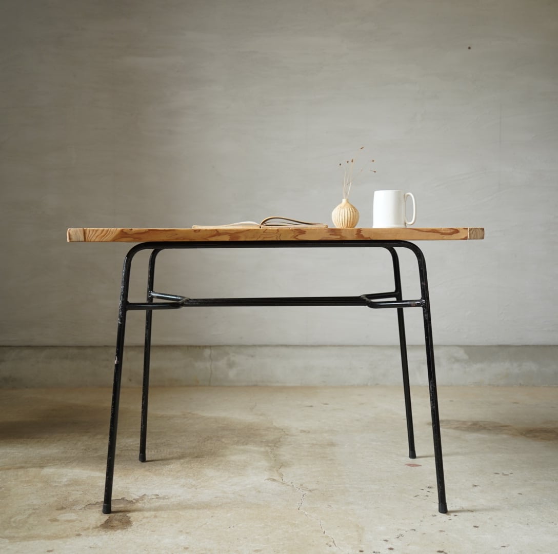 アイアン脚のテーブル