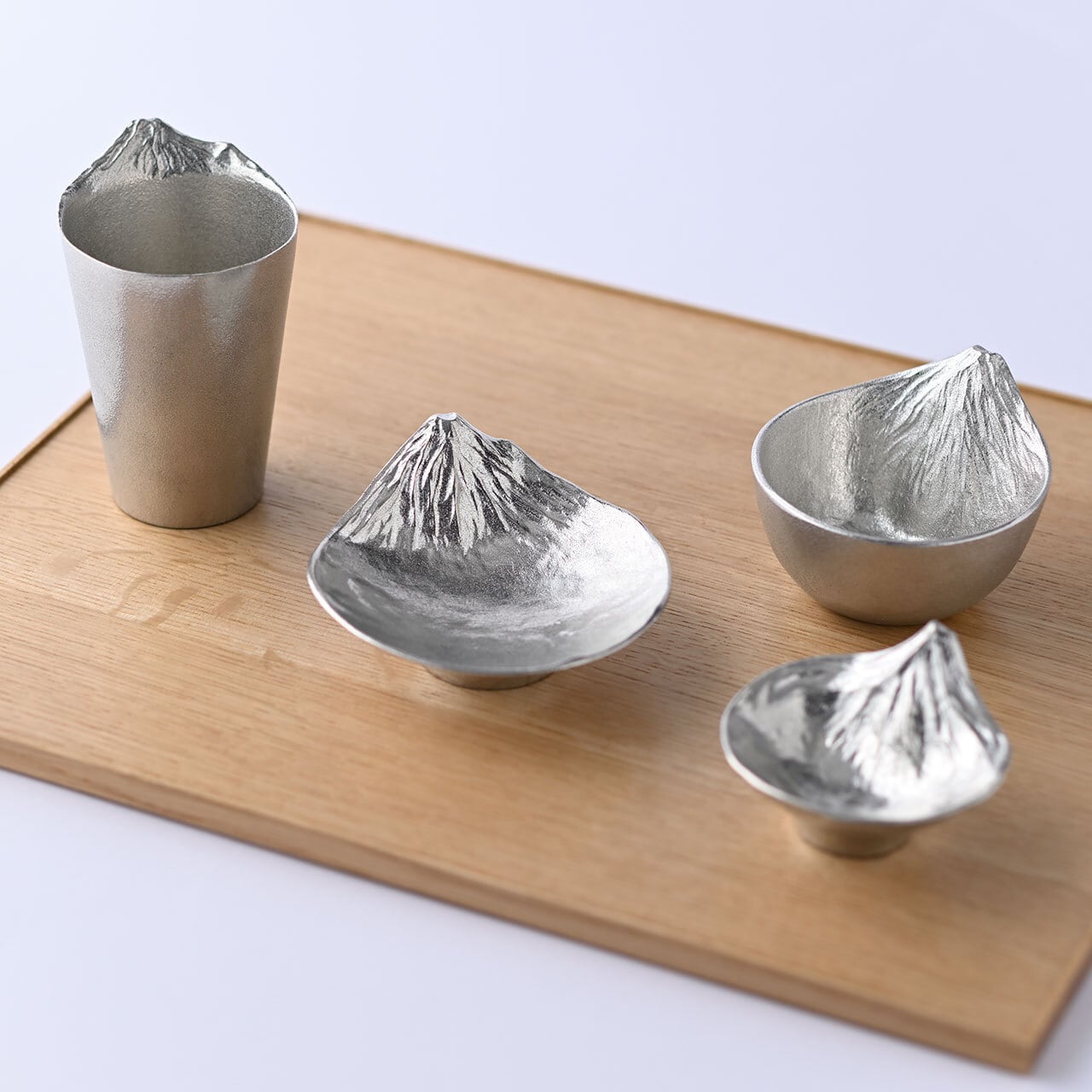富士山をモチーフにした錫の酒器》さかさ富士（ぐい吞み）｜銀雅堂