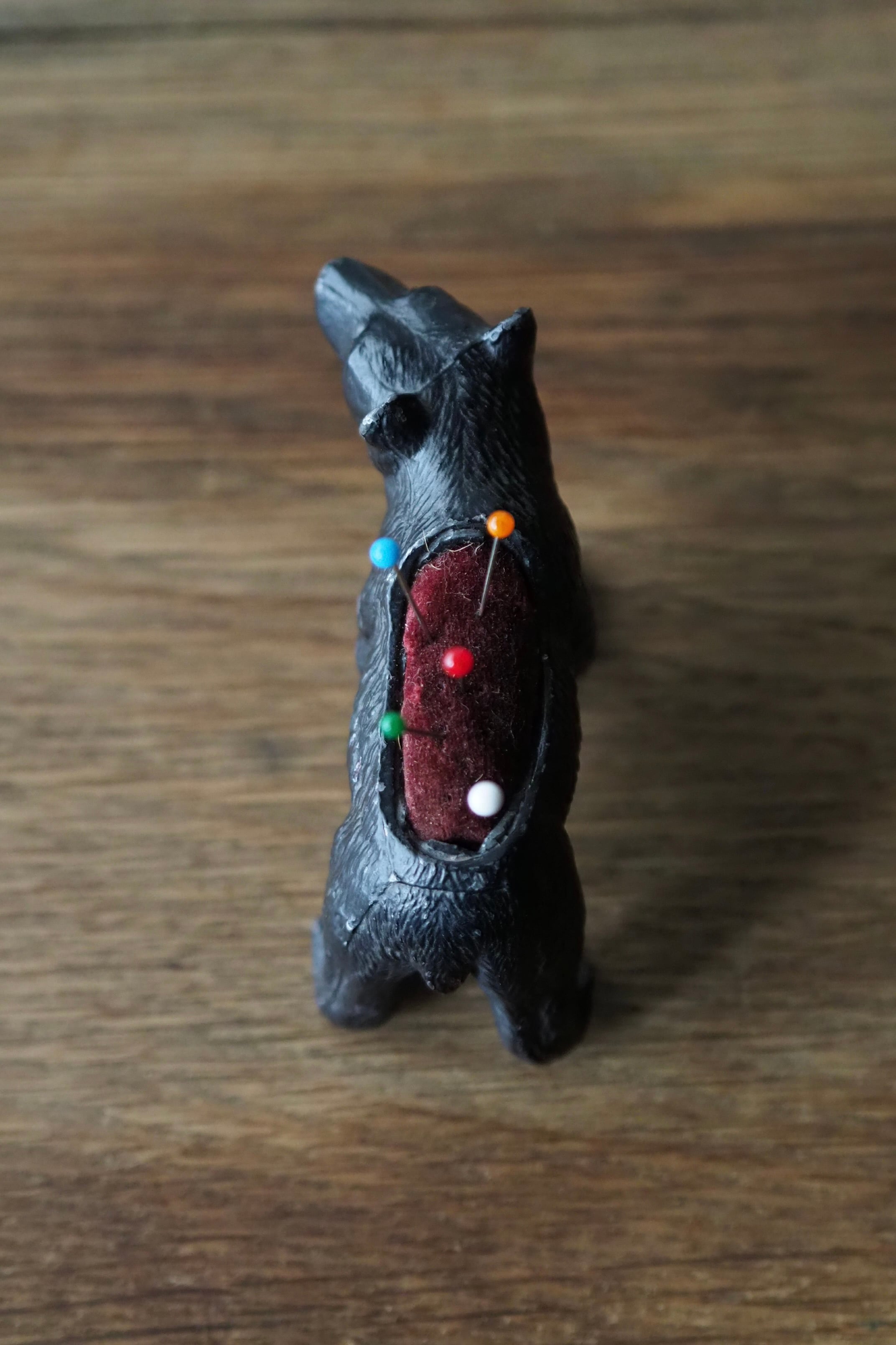 のしのし歩くクマのピンクッション-antique pewter bear pin cushion