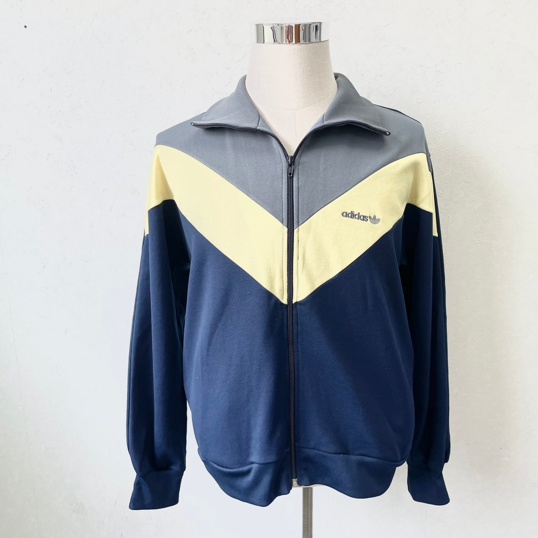 70s】アディダス トラックジャケット 刺繡ロゴ Vデザイン MADE 70s】アディダス トラックジャケット 刺繡ロゴ Vデザイン MADE