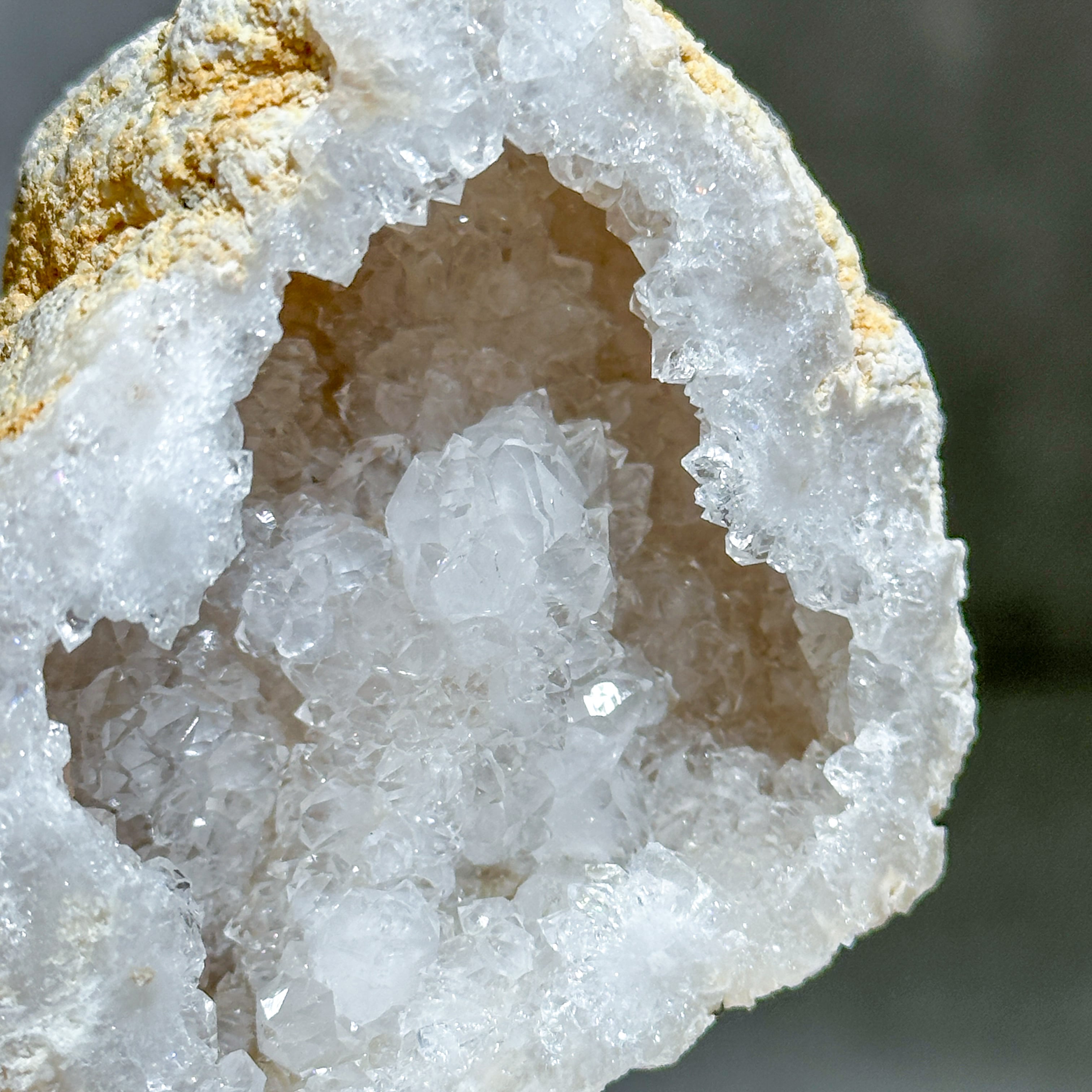 重い石 台付き ジャンク品 詳細不明 水晶ジオード？ 水晶 ジオード73◇Clear Quartz◇天然石・鉱物・パワーストーン