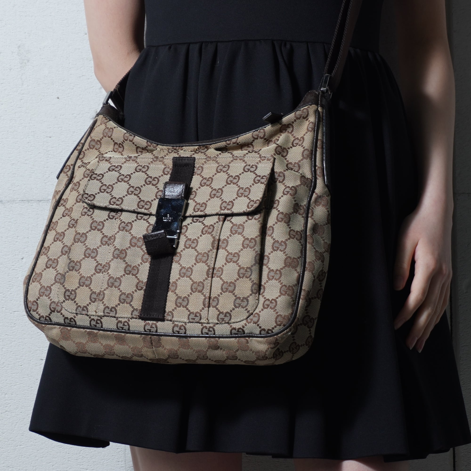 GUCCI】グッチ ロゴ入キャンバス・レザーワンショルダーバッグ black