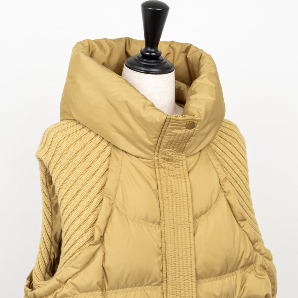 美品 PASSIONE ベージュダウンベスト PASSIONE】ダウンベスト . 一見フードのように見える重ね襟がオシャレ