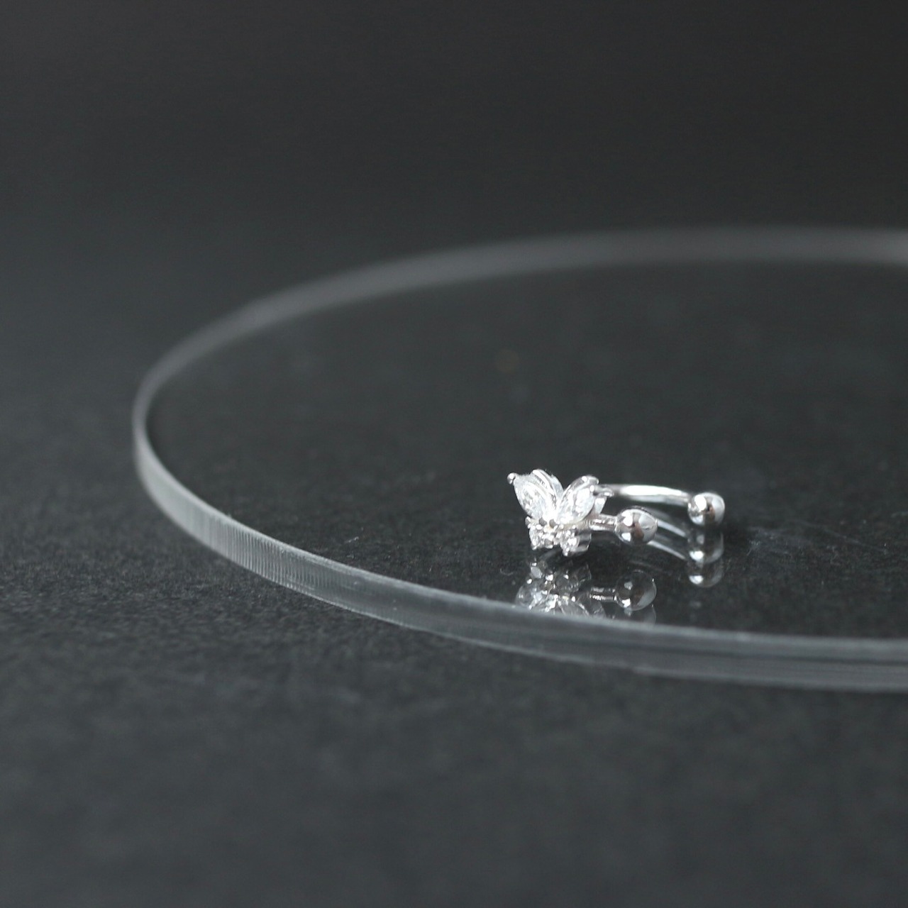 小さな蝶のイヤーカフ