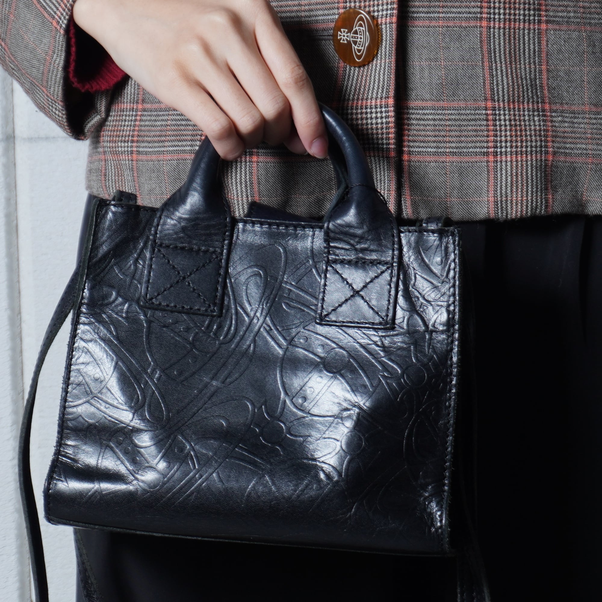 【Viviennewestwood】オーブエンボス ショルダーバッグ(ブラック) Vivienne Westwood】ヴィヴィアンウエストウッド エンボスオーブロゴ総