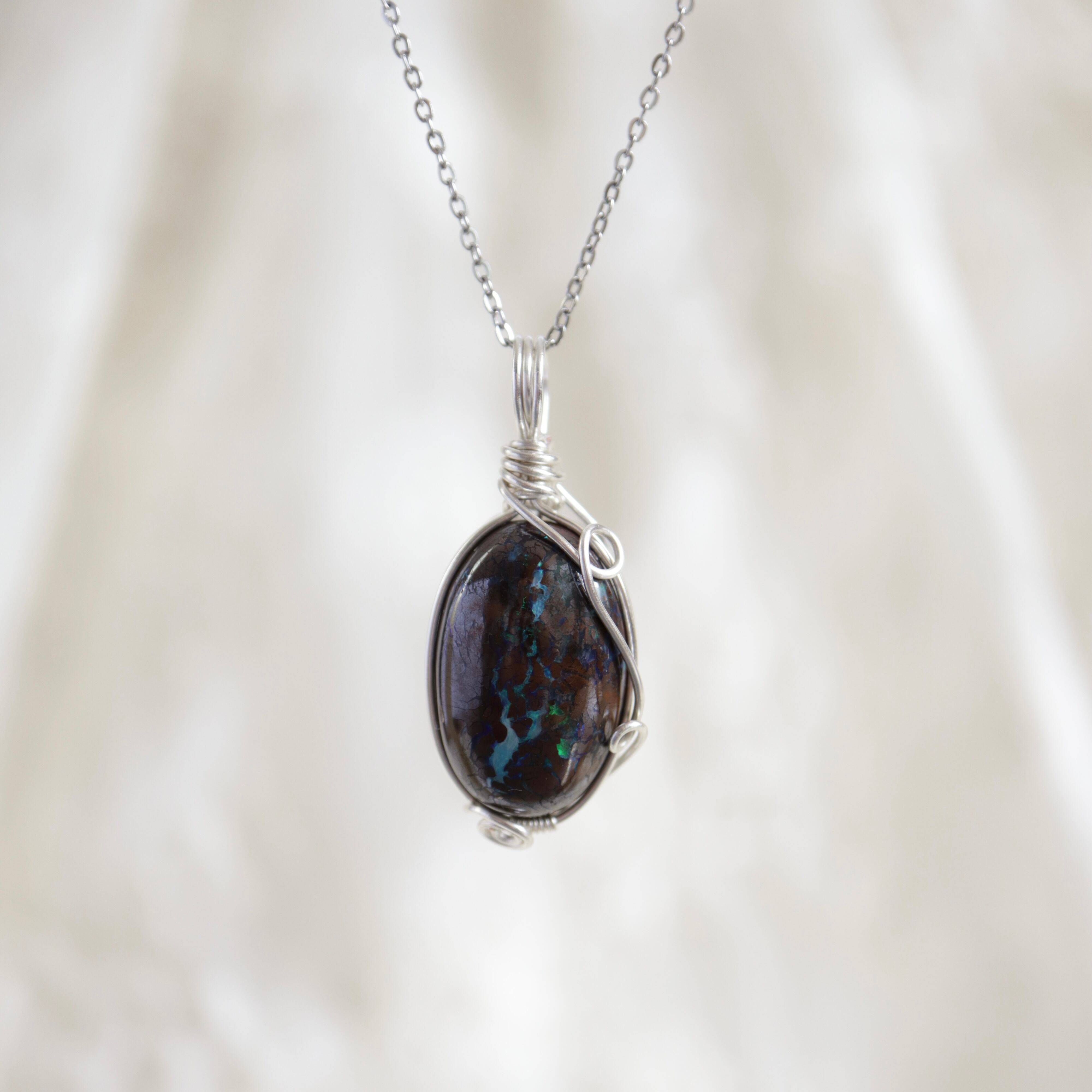 ボルダーオパールの天然石ペンダントトップ《土の中の宝石模様》|自然の芸術が宿るレアストーン