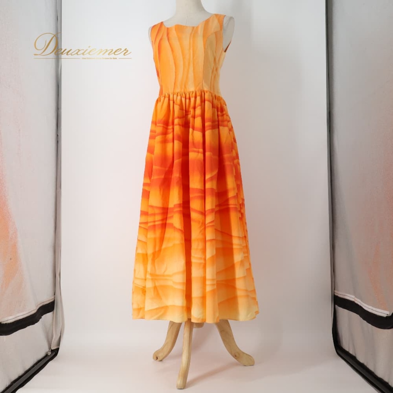 フラダンス 衣装 ワンピース ドレス オレンジ系 ククイ 日本製 Kukui ハワイアンプリント グラデーション ノースリーブ フレア アロハ フラ ダンス レッスン 練習 ダンス衣装 ハワイアンダンス レディース 華やか 鮮やか かわいい おしゃれ フレアワンピース オレンジドレス ハワイアンワンピース プリントワンピース グラデーション柄 カラフル リゾート 旅行 南国風 きれいめ 大人可愛い 上品 ノースリーブワンピース スカート フィットアンドフレア 背面ファスナー ポリエステル 綿混