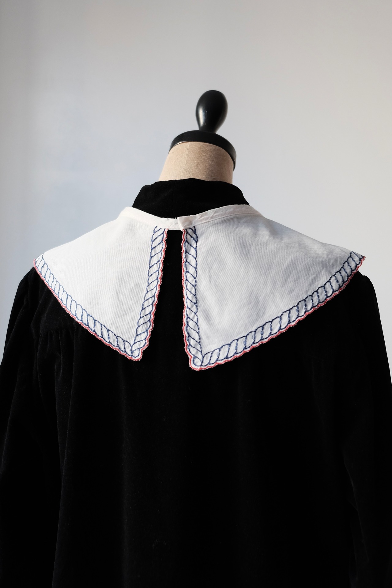 Stitched trim collar