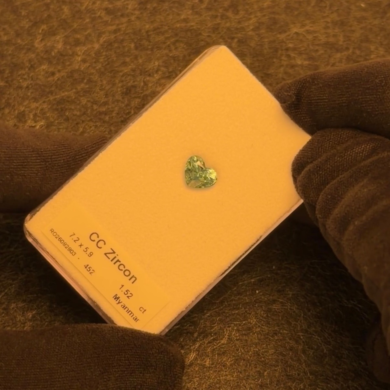 カラーチェンジジルコン 7.2x5.9mm, 1.52ct, ミャンマー産