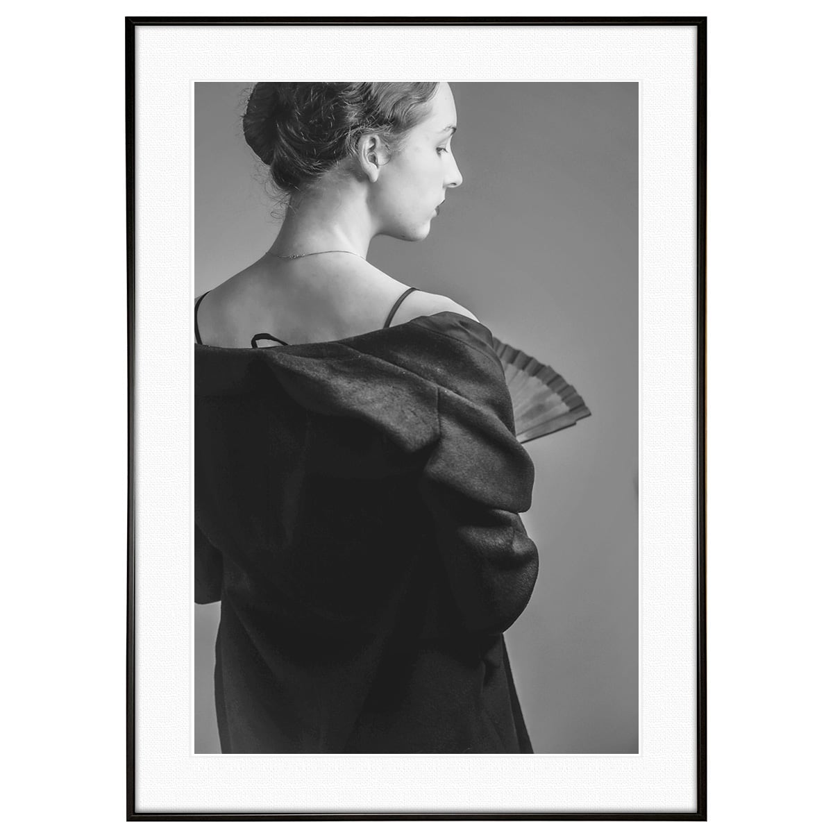 人物写真 扇を手にする女性 インテリアモノクロアートフォトポスター額装 AS4665