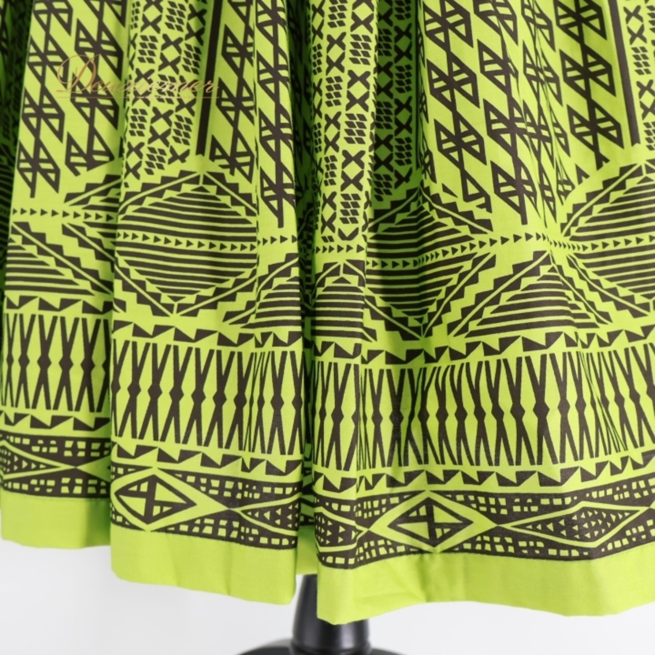 フラダンス 衣装 パウスカート グリーン系 ALOHA FABRICS 黄緑 黒 シングル ハワイアン レッスン アロハ 明るい 爽やか ハワイ製 ハワイアンプリント かわいい スカート ふんわり ブラック系