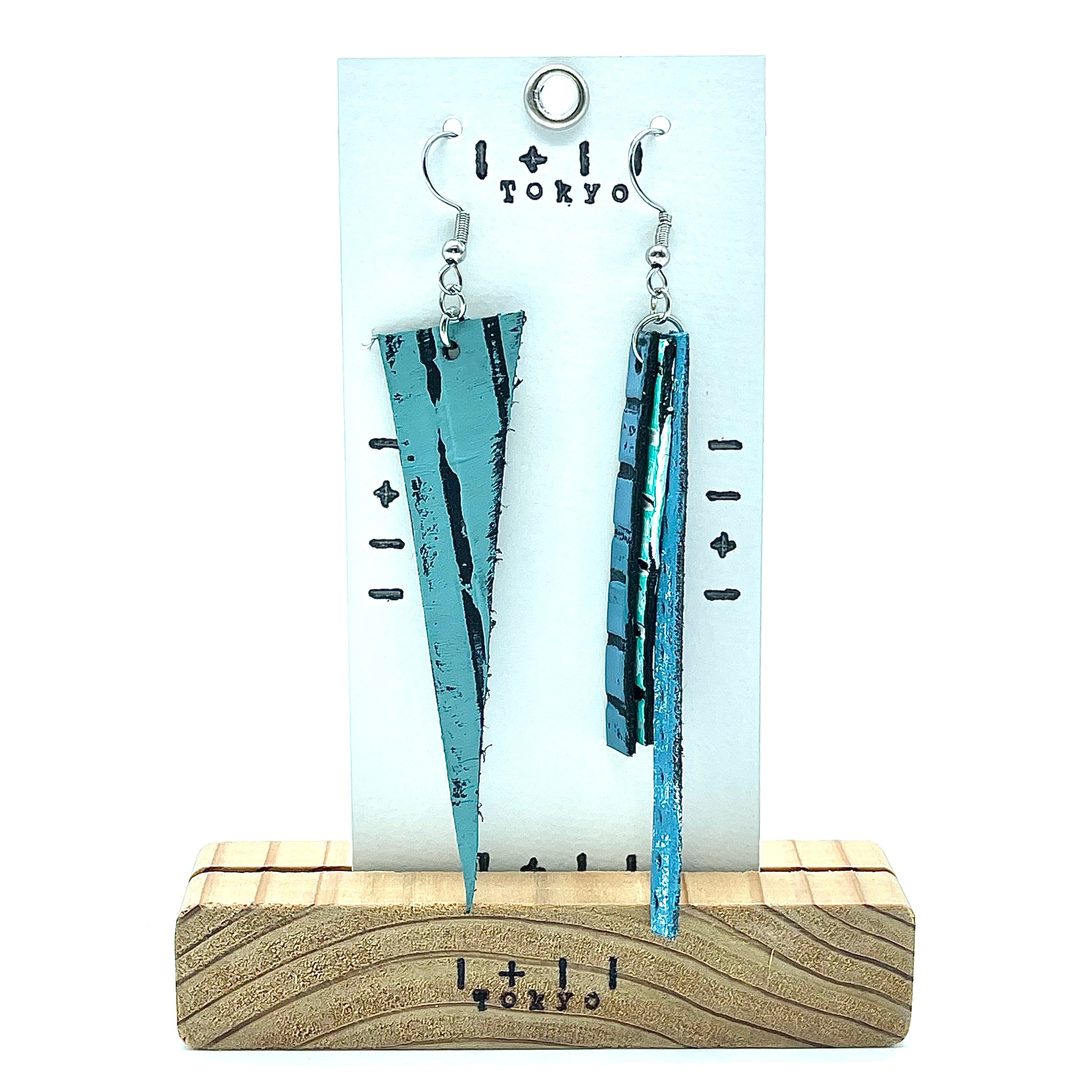 革ピアス　ブルーとグリーンのハザマ　本革