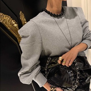 存在感のある長袖パーカー。落ち着いたカラーでコーディネートしやすいです。