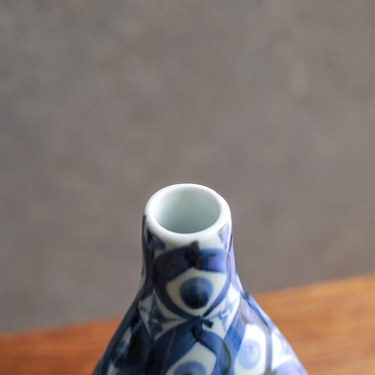 手描きの模様が美しい、陶器のボトル 1