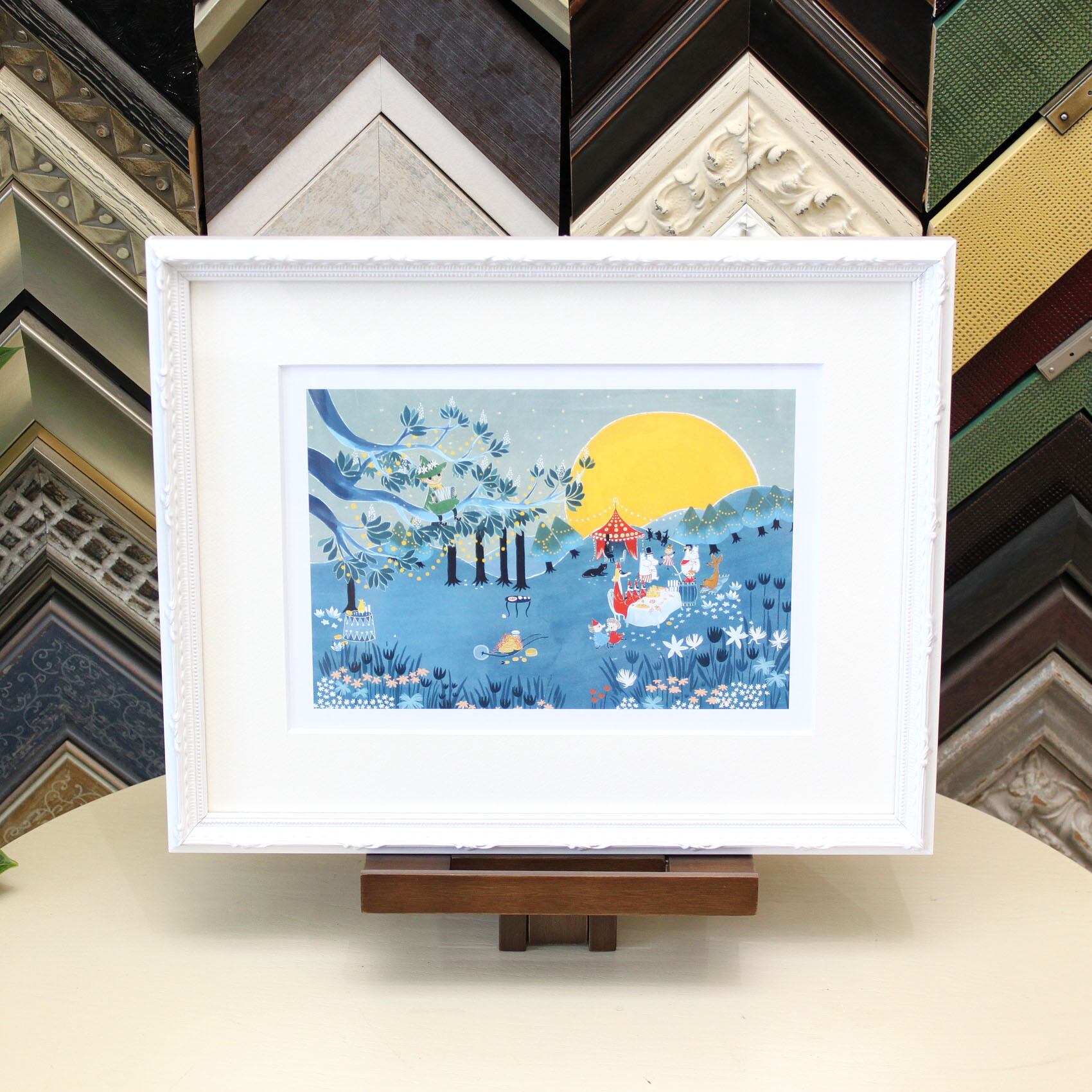 ムーミン 北欧 Postery「ムーミン谷のパーティー」送料無料 フレーム 展示用フック付アートポスター 絵画 インテリア アート