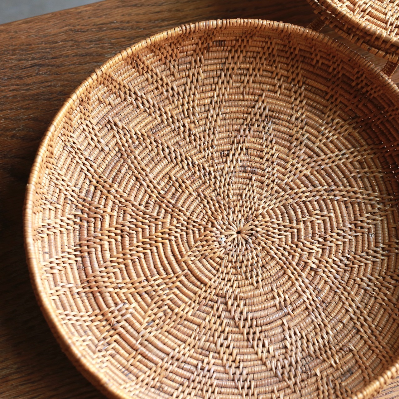 編み模様が美しい、とんがり帽子の小物入れ｜アタ 蓋付き小物入れ ラウンドバスケット