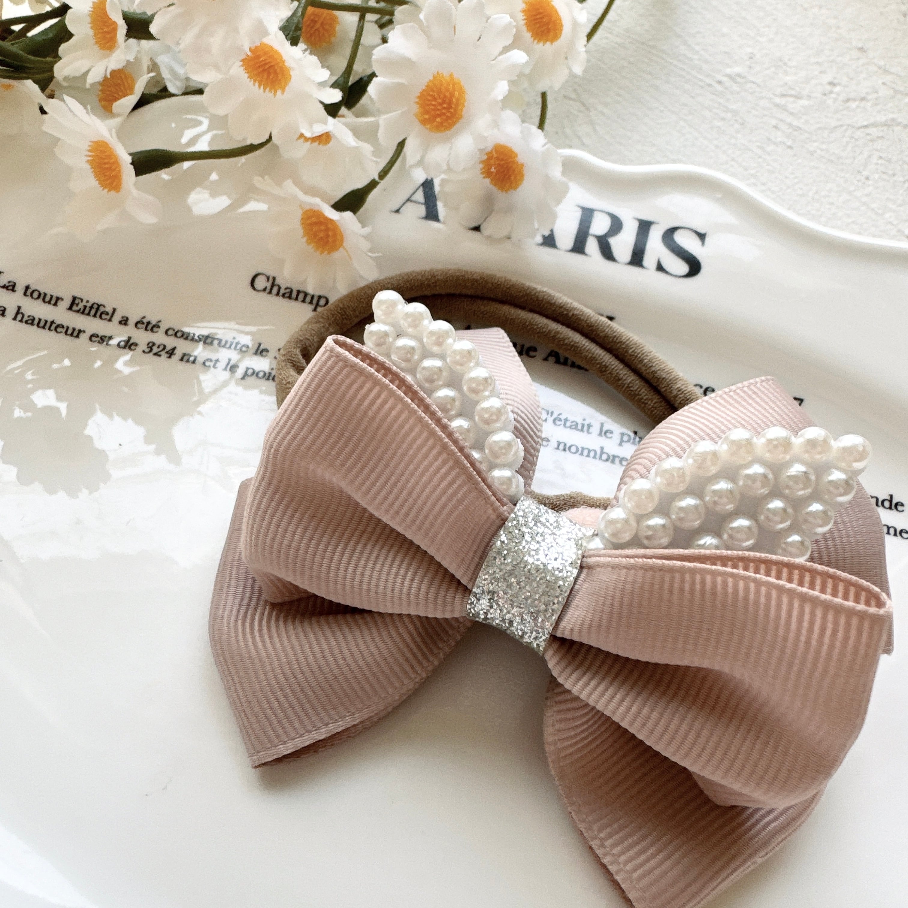 ベージュうさちゃんパールリボンヘアバンド(後ろ支え付き)