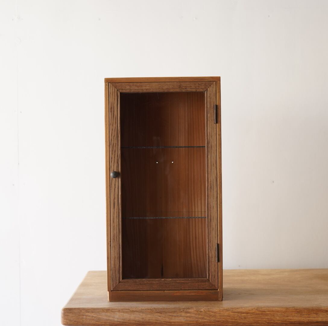 古い開き戸のガラスケース