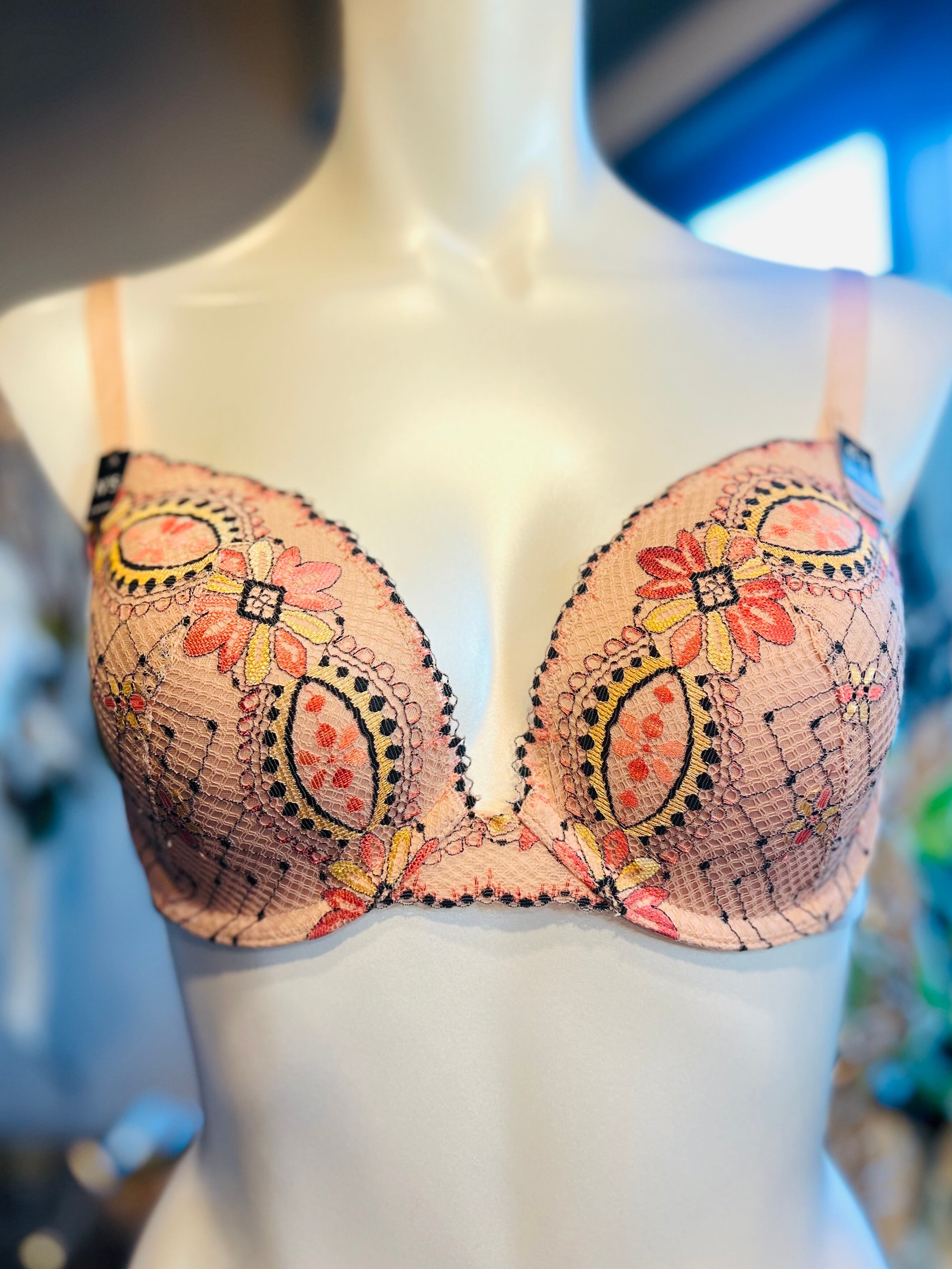 ❤︎フランス Etam❤︎ パウダーピンクの刺繍ランジェリー❤︎ ❤︎ フランス Etam ❤︎ パウダーピンクの刺繍ランジェリー❤︎