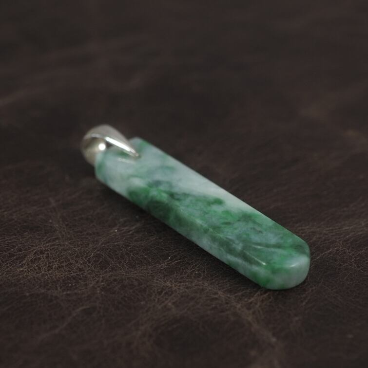 糸魚川翡翠　深緑の勾玉ペンダント 糸魚川翡翠 深緑 ペンダントトップ 3.4g Itoigaw green Jadeite