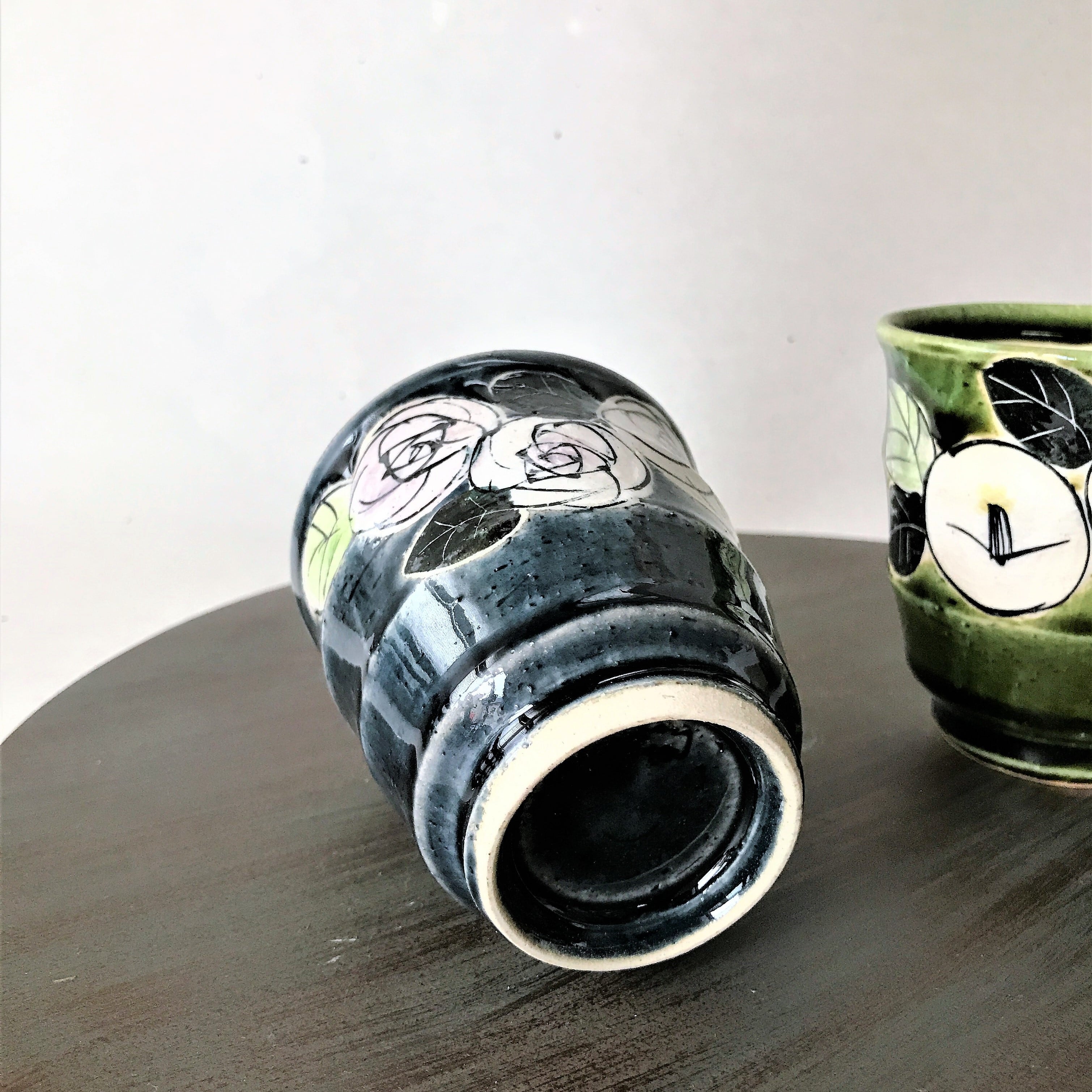 お湯呑み　藍ばらと織部黒椿