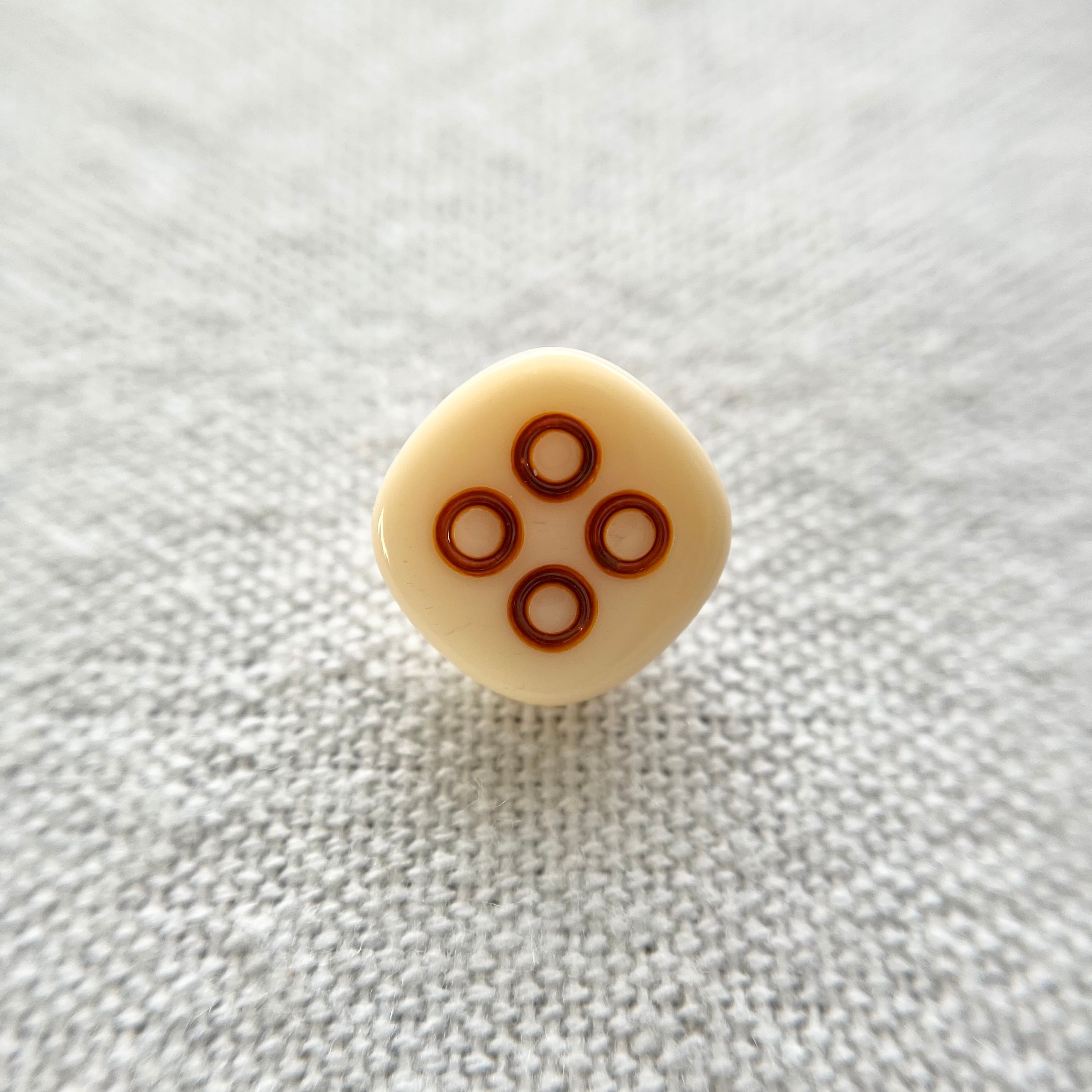 ドイツ 4穴ボタン調ベージュ 14㎜
