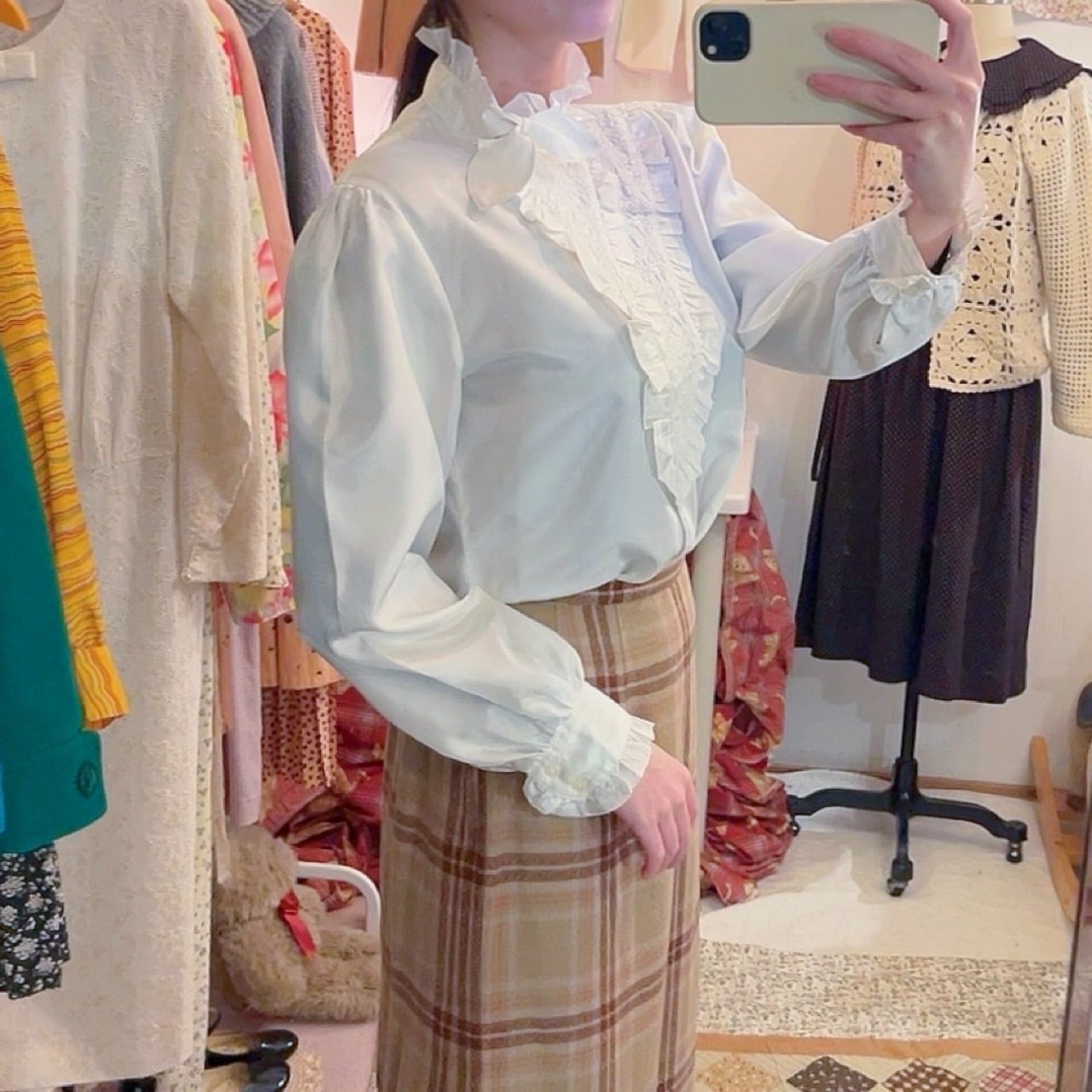 triangle frill mini scarf white blouse