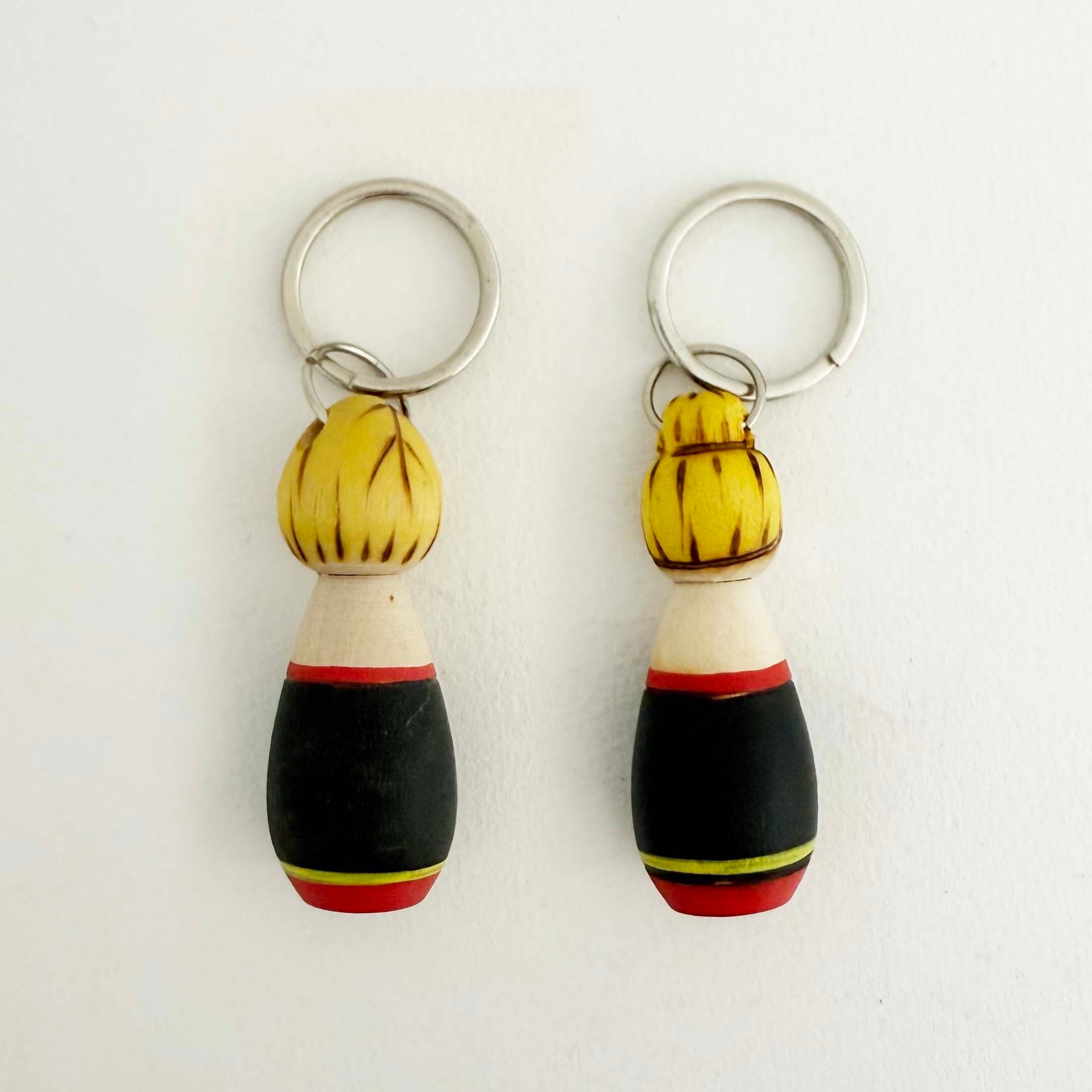 エストニア民族衣装こけしキーホルダー（ウッドバーニング）
