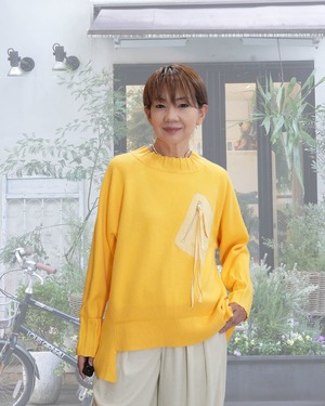 黄色のニット