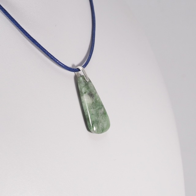 糸魚川翡翠 圧砕ヒスイ 石斧型ペンダント 4.7g Itoigawa Crush Jadeite 