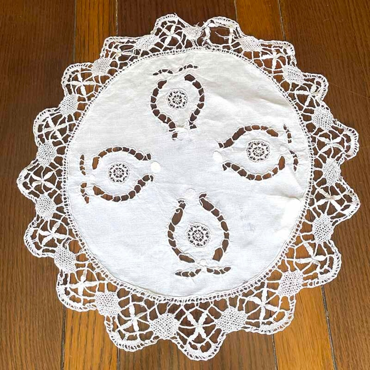 ドイリー　テーブルマット　テーブルセンター　大きい丸型の敷物　白花型 12clda14