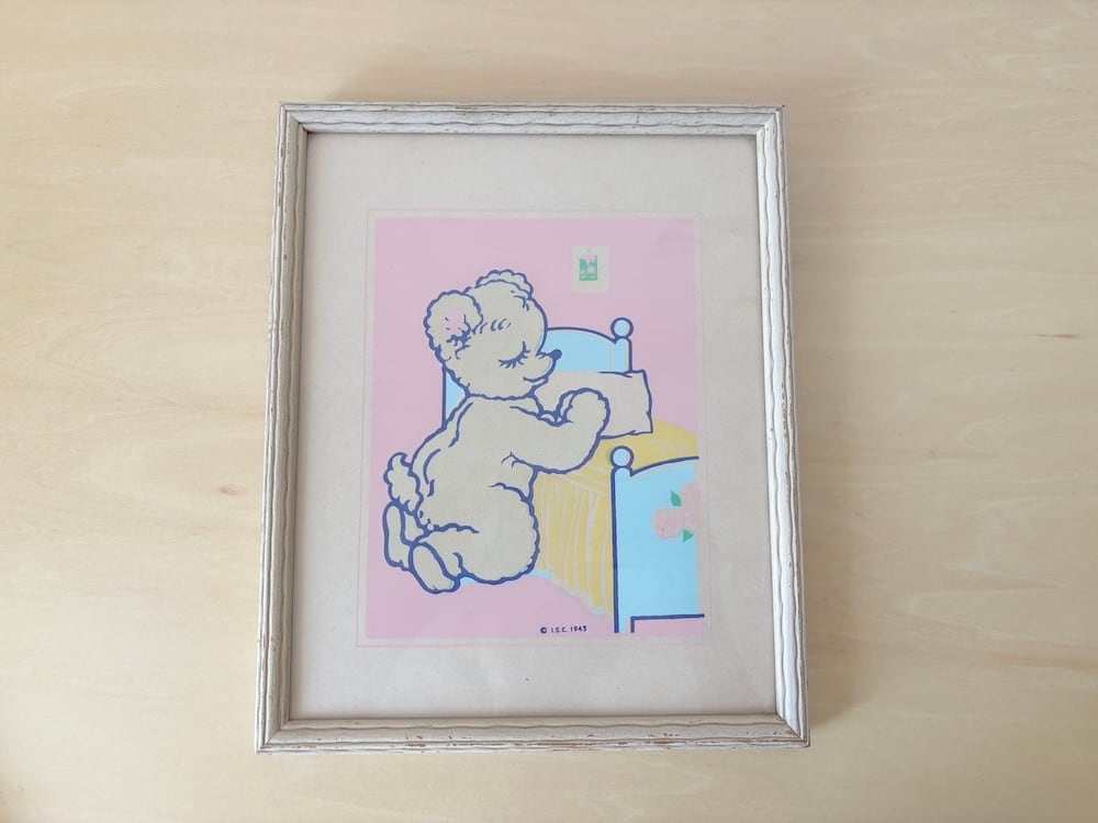 【アメリカ】子供部屋に飾られていた絵 / ベッドメイキングをするくま