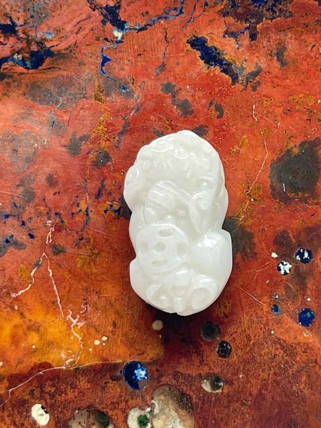 【特別販売】【伊勢神宮の五十鈴川でアチューメント】　翡翠　貔貅（ひきゅう）　御守り石　（紐を通す穴が上下にあります）9131