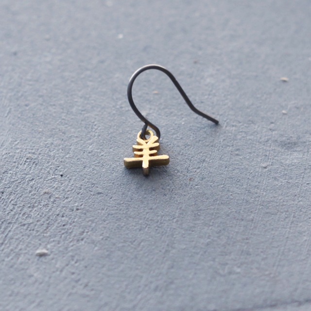 羊｜干支文字｜ピアス｜イヤリング｜一文字｜＊片耳用です｜P603