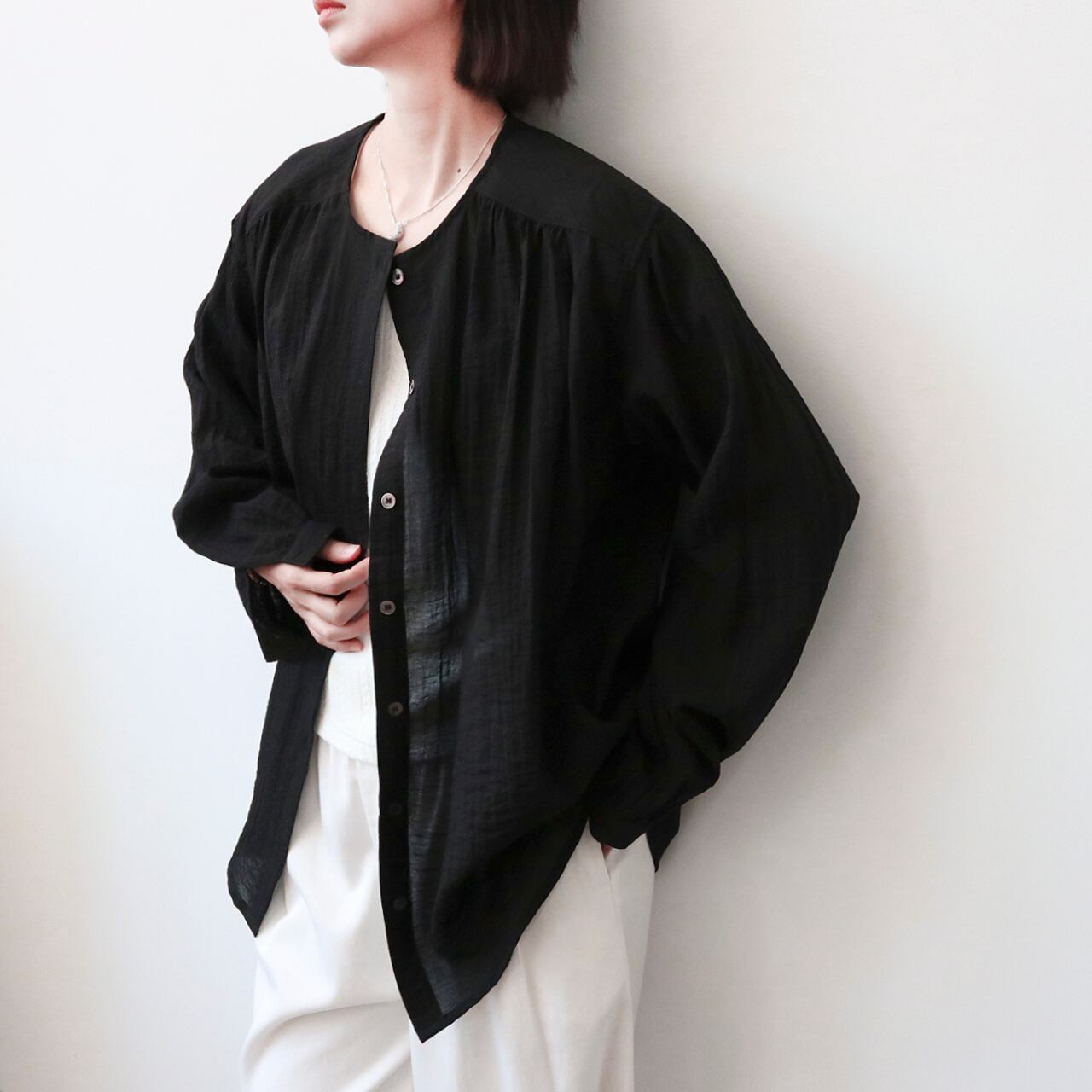 ノーカラープリーツシアーシャツ A01537