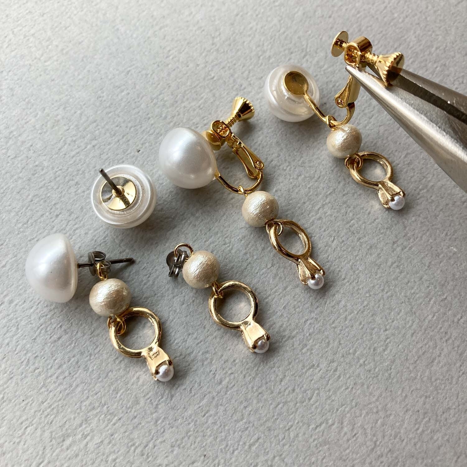 フランスパールボタンとリングモチーフチャームの〈ピアス/イヤリング