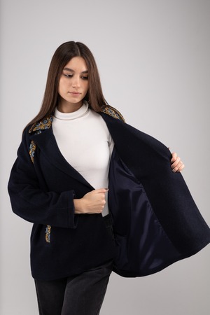 ウクライナ産プレミアムウール100%ジャケットコート（ウクライナ）平行縫い　シルク手刺繍