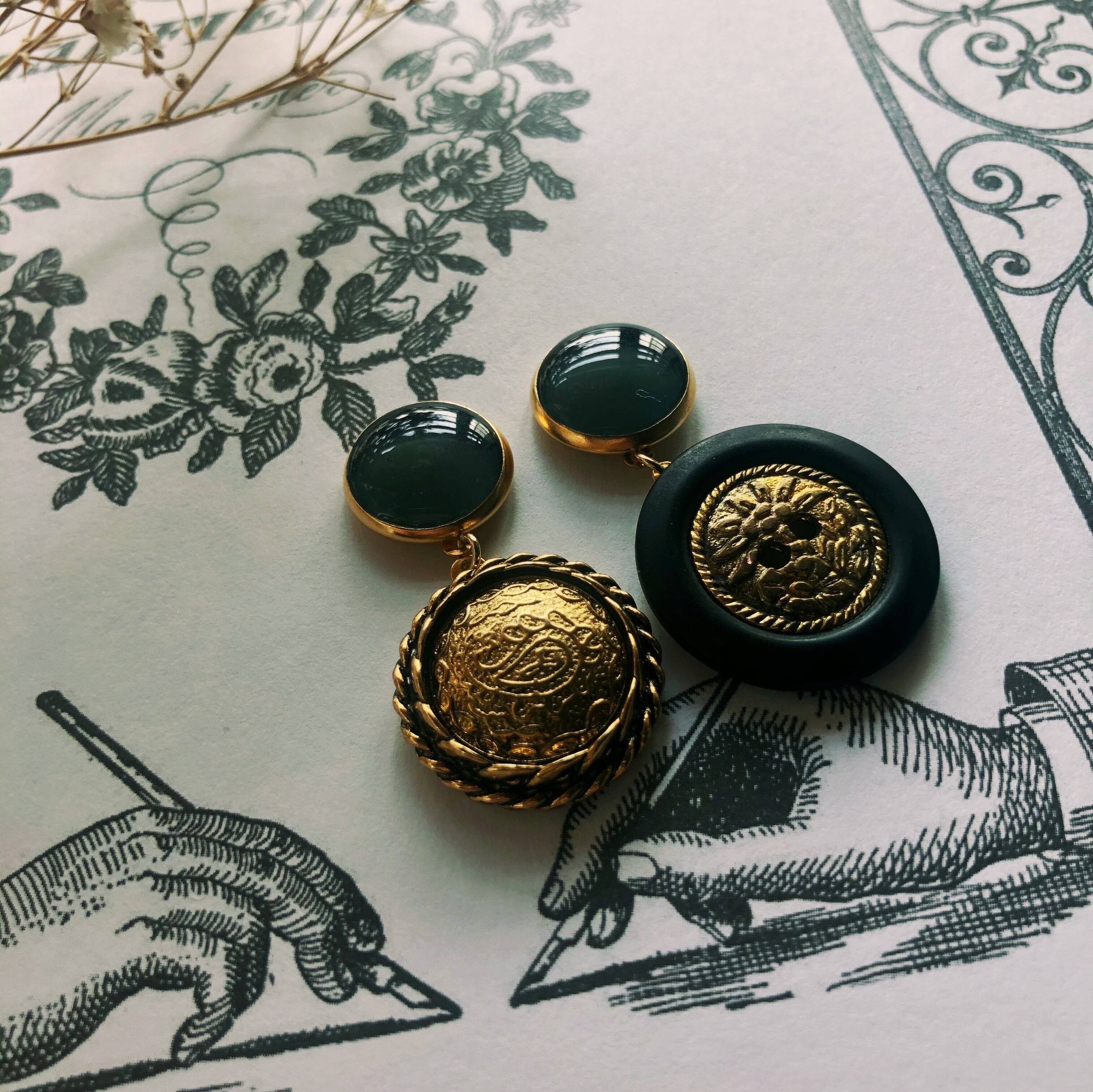 レトロボタンピアス（カーキ） | flowerhaze accessories
