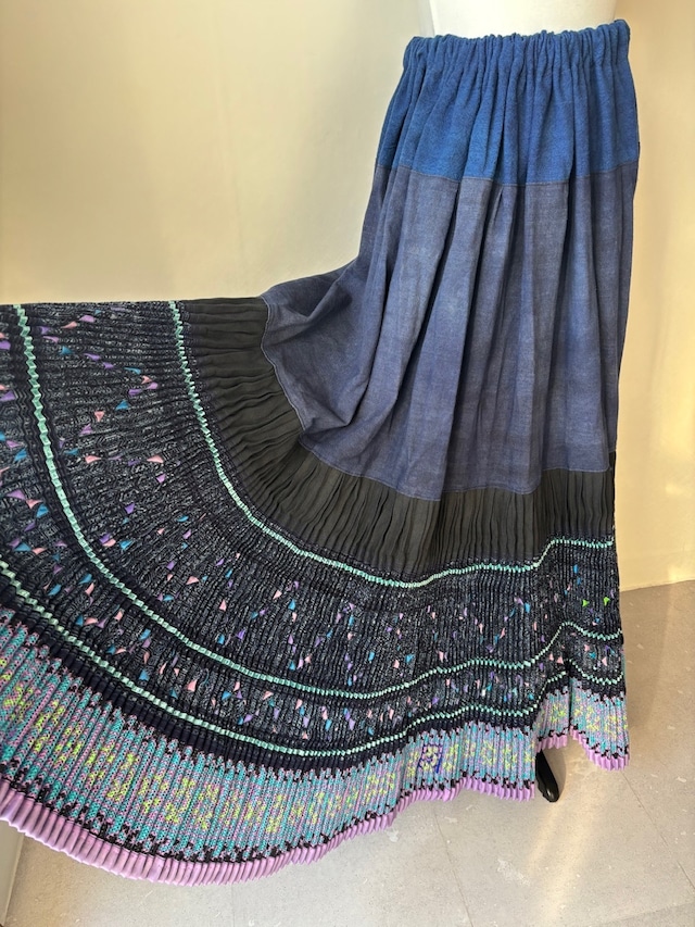 タイ モン族スカート 067 パープル系 ロング 裾ボリューム 贅沢に巻きスカート1枚使用 藍染布 手刺繍 bamiオリジナルパターン