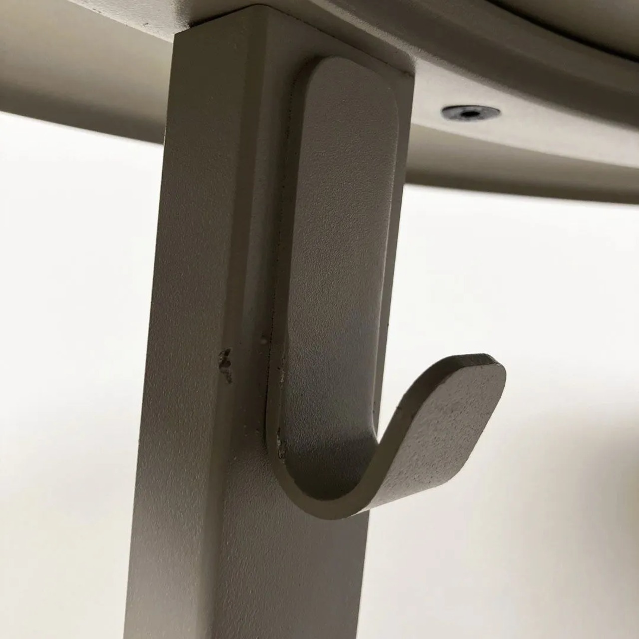 HAY REVOLVER TABLE GRAY カウンターテーブル・ハイテーブル グレー フック付き 傷や汚れあり【開封済み 未使用品】【中古】【250サイズ】