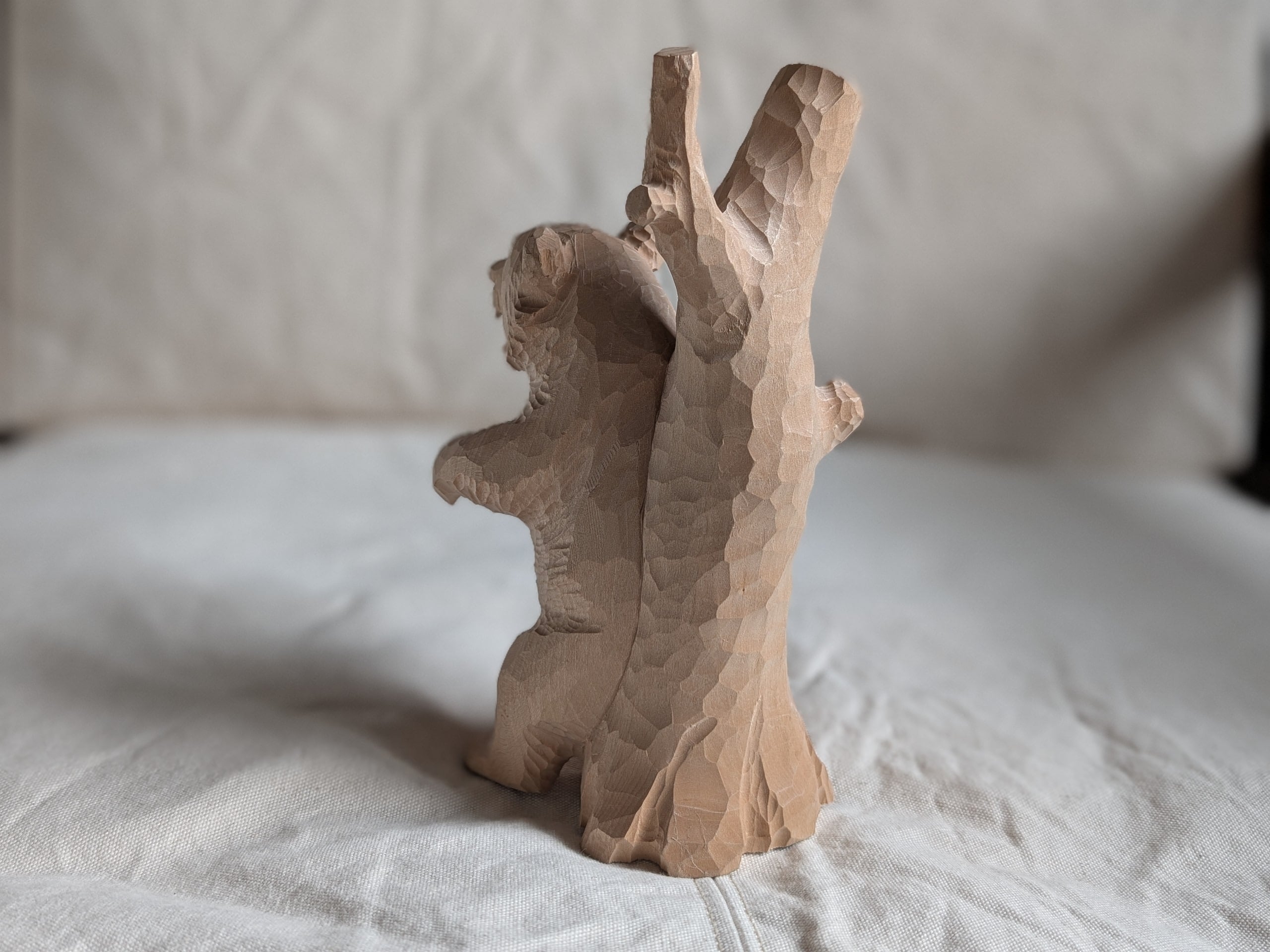 上西捷敏 背をこする熊 #1 | 木彫りの熊 | inoya | Basic Life Store