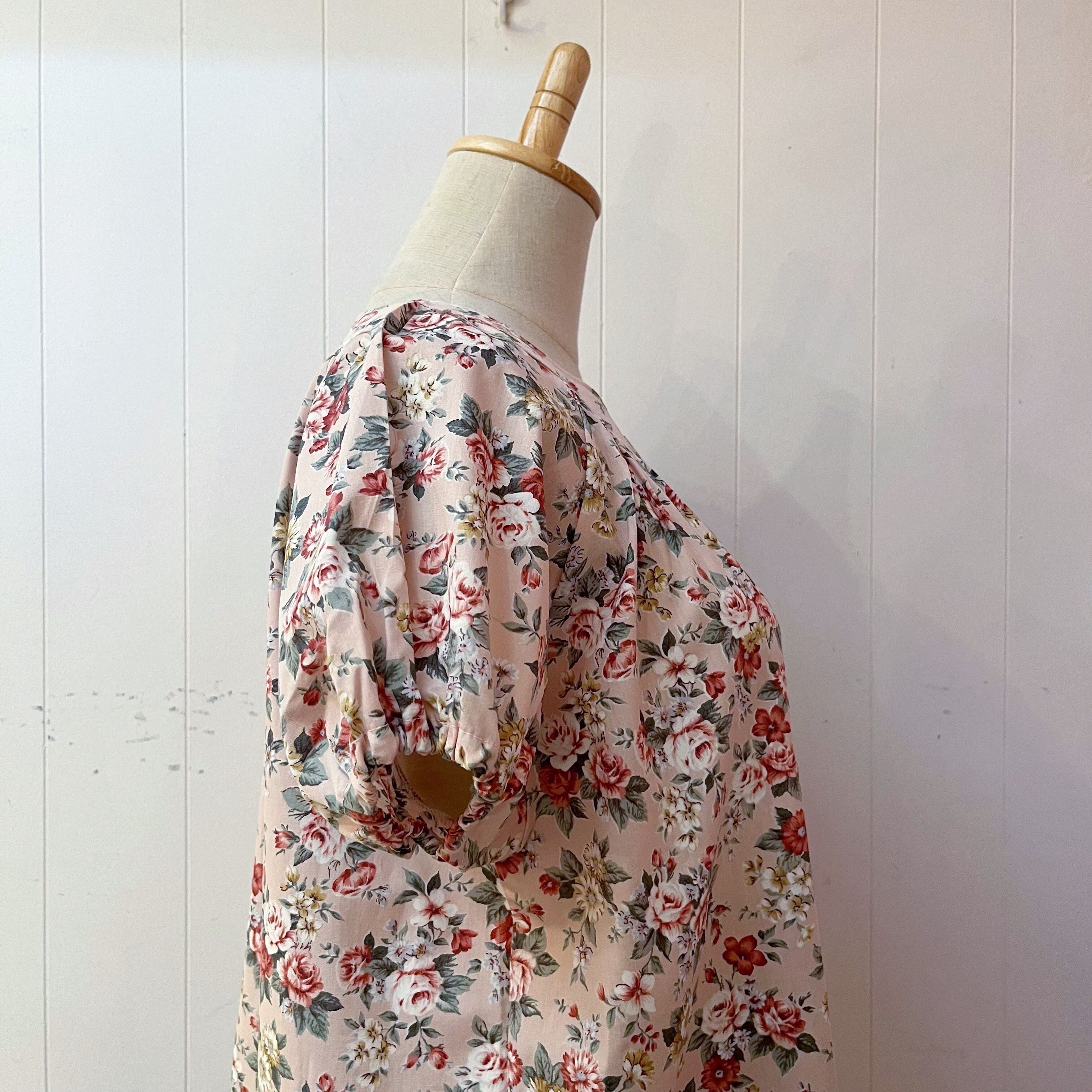 dahlia and rose gather sleeve one-piece