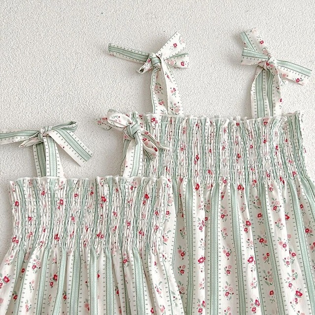 【取寄】着回しも楽しめるカントリー風な花柄ロンパース