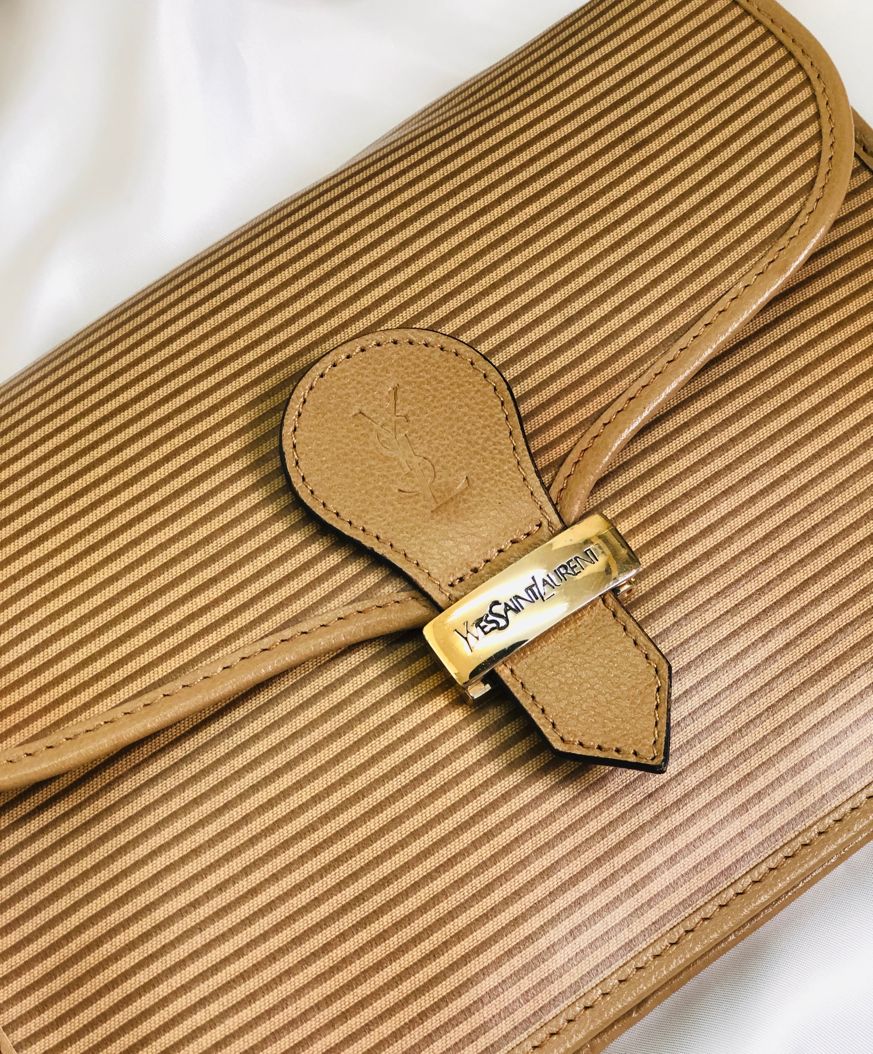 美品 YVES SAINT LAURENT イヴ サンローラン ヴィンテージ YSL ブラウン ゴールド金具 レザー ショルダーバッグ ポシェット レディース 601370 【中古】 Yves Saint Laurent イヴ ・サンローラン YSL型押し フロントロック