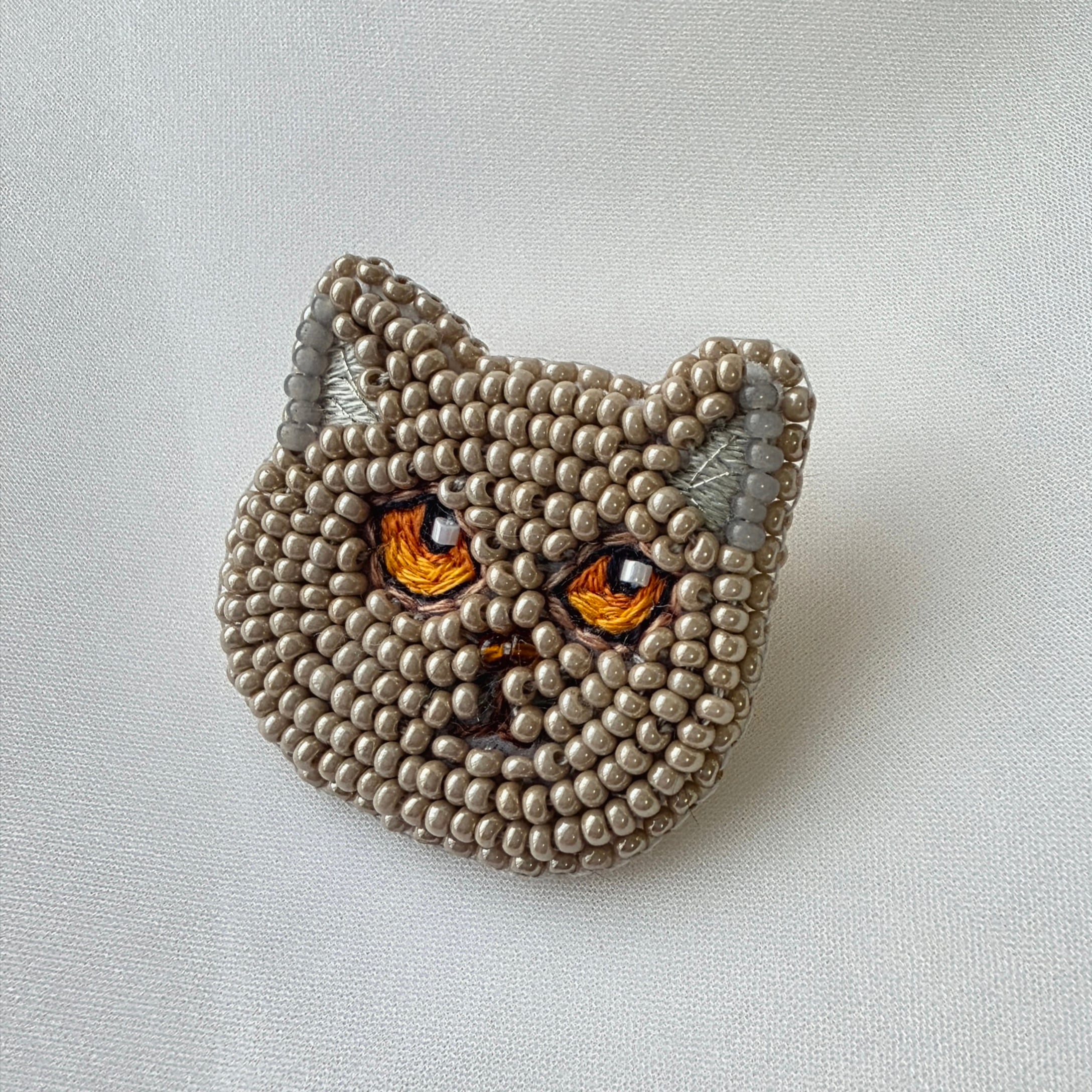 ハンドメイド刺繍ブローチ　908 新米だよー TAKAYO】グレーな猫さんのビーズ刺繍ブローチ D7-101 | 幸多箱 本店