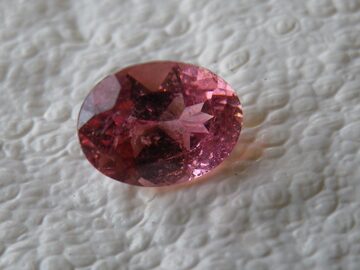 ハートカットのパープリッシュピンクロードライトガーネット 2.08 ct  