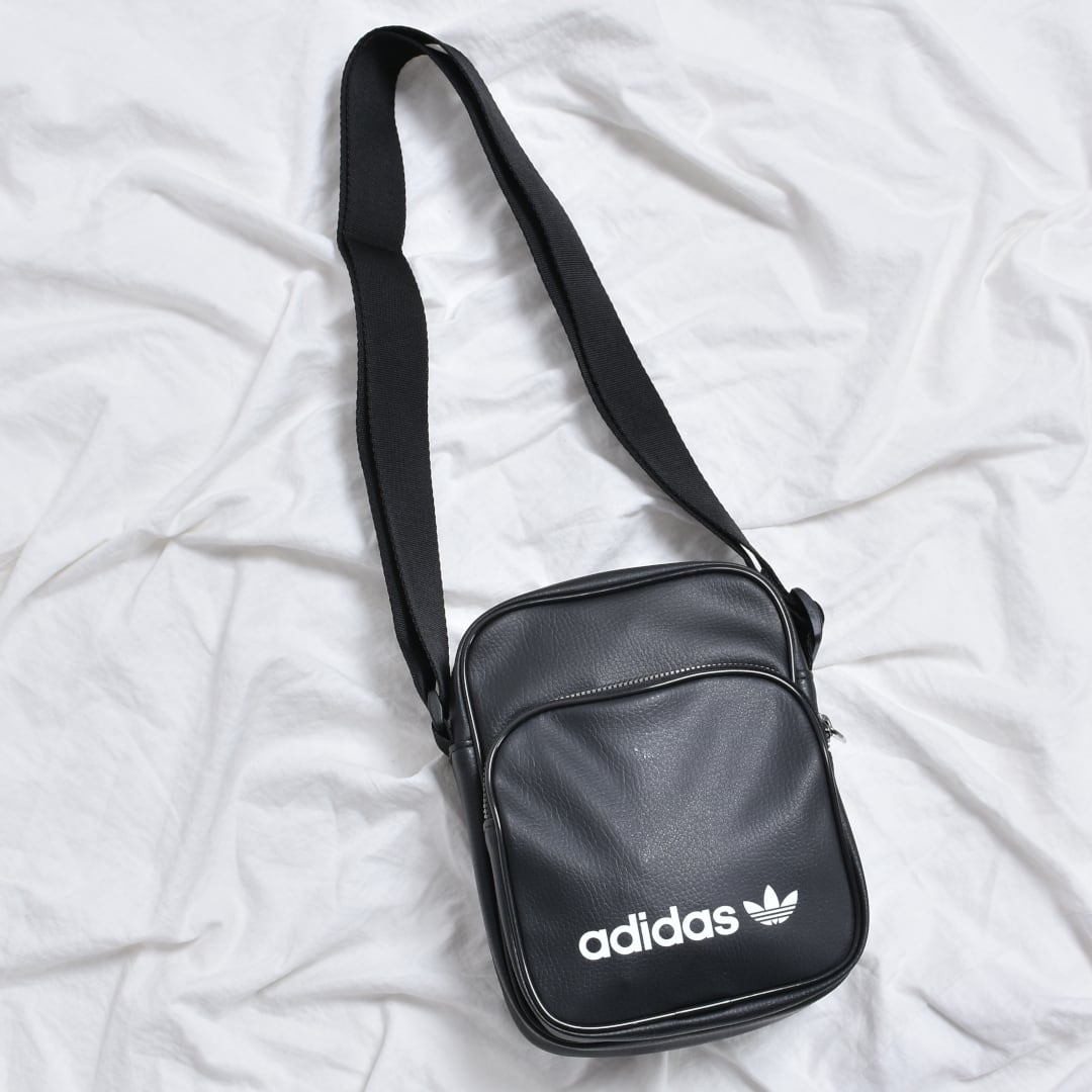【adidas】フェイクレザーショルダーバッグ | VOLCAN&APHRODITE